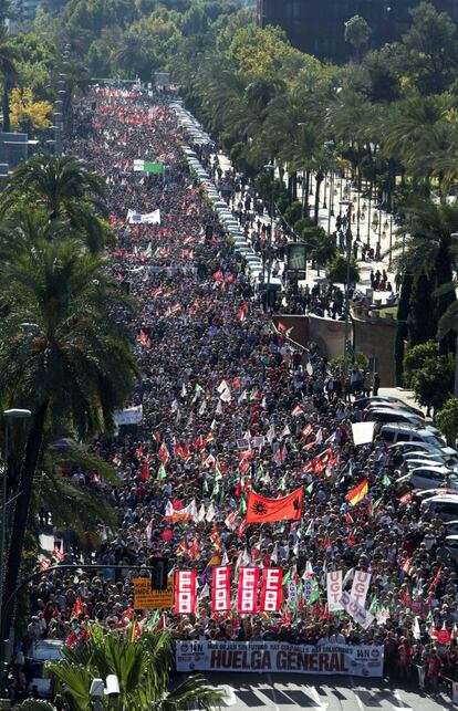 Vista de la manifestación que ha tenido lugar en Córdoba con motivo de la huelga general.