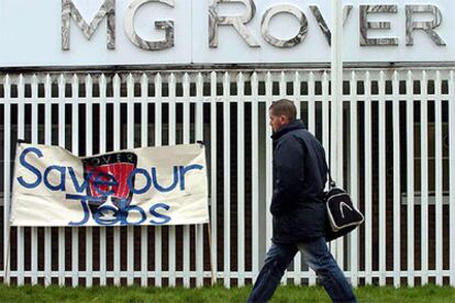 Un trabajador se aproxima a la planta de Longbridge de MG Rover en Birmingham.