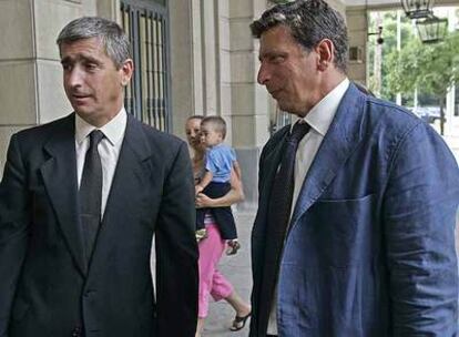 Manuel y Carlos Seco Gordillo, el jueves en las puertas de los tribunales.