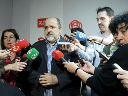 Txarli Prieto atiende a los medios informativos en la sede del PSE-EE, en Bilbao.