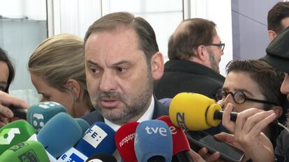 El ministro de Transportes, José Luis Ábalos, atiende a los medios en la estación Joaquín Sorolla de Valencia.