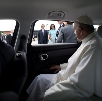 El papa Francisco inicia una histórica visita de cinco días a Estados Unidos tras cuatro jornadas en Cuba. En la imagen, el pontífice en el interior del coche que lo ha recogido en la base aérea de Andrews (Maryland), tras ser recibido por Barack Obama, el 22 de septiembre de 2015.