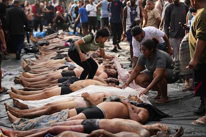 Familiares reconocen a las víctimas del operativo policiaco en Río de Janeiro, el 29 de octubre.