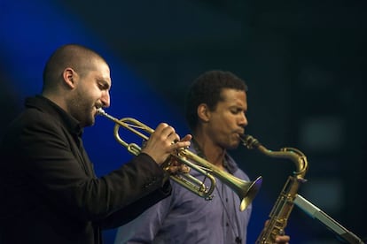 El trompetista Ibrahim Maalouf (izquierda), en 2013 en Vitoria. 
