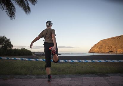 Una mujer entrena por el paseo marítimo de la playa de San Sebastián, en La Gomera.