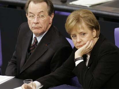 Angela Merkel, con su vicecanciller, Franz Müntefering, durante el debate de ayer en el Bundestag.