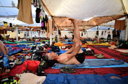 Un competidor se estira en el campamento tras finalizar la tercera etapa de la carrera, el 1 de mayo de 2018.