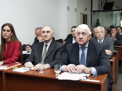 El expresidente Fernando de la R&uacute;a (en el centro), ante el tribunal ayer en Buenos Aires.