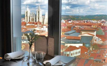 Vista a&eacute;rea de Le&oacute;n con la catedral g&oacute;tica al fondo desde el nuevo restaurante niM&uacute;. 