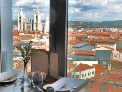 Vista a&eacute;rea de Le&oacute;n con la catedral g&oacute;tica al fondo desde el nuevo restaurante niM&uacute;. 