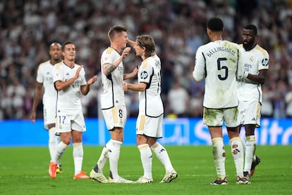 Modric abraza a Kroos, en la despedida del alemán del Bernabéu.