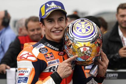 Márquez muestra su casco en el circuito de Motegi.