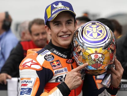 Márquez muestra su casco en el circuito de Motegi.
