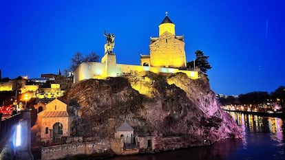 La iglesia de Metekhi se levanta en la colina donde se fundó Tbilisi (Georgia).