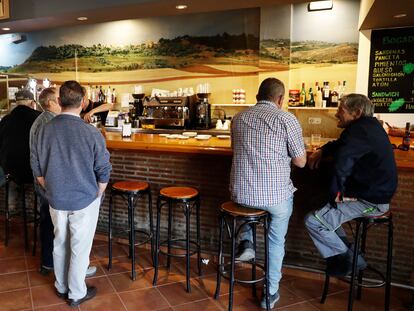 Un grupo de personas, este miércoles en el restaurante hostal Barón, en el pueblo conquense de Castejón.
