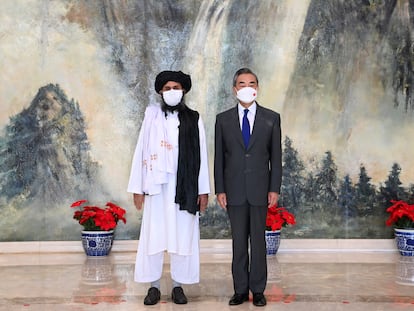 El confundador de los talibanes Mulá Abdul Ghani Baradar y el ministro de Exteriores chino, Wang Yi.