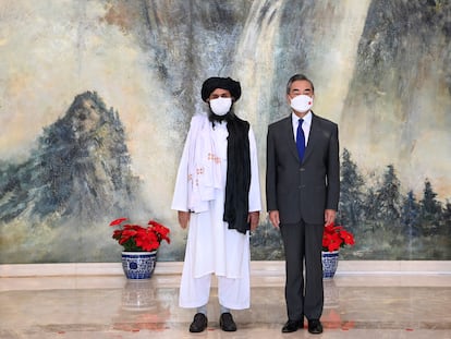 O cofundador do Talibã, o mulá Abdul Ghani Baradar, e o ministro das Relações Exteriores chinês, Wang Yi.