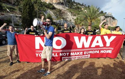 Miembros de Generación Identitaria se manifiestan en Ventimiglia (Italia) contra la llegada de migrantes, el 14 de junio de 2015.