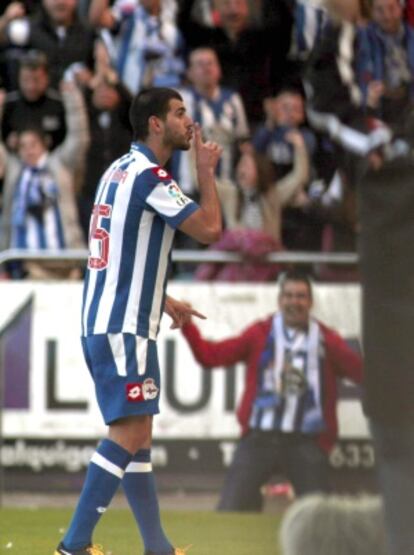 Oliveira se encara con la grada de Riazor.