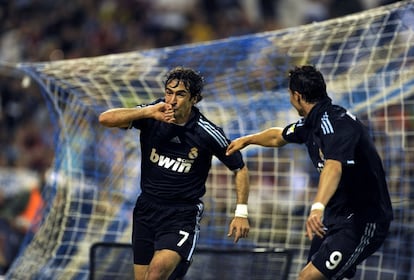 Raúl celebra un gol junto a Cristiano Ronaldo en la Romareda, ante el Zaragoza, en su última temporada con el Real Madrid. 