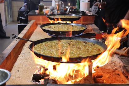 Varios arroces se cocinan con leña en el restaurante Levante, en Valencia, en una imagen cedida por el local.