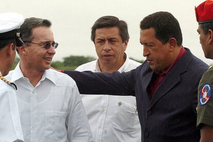 El presidente colombiano, Álvaro Uribe (a la izquierda), recibe a su homólogo venezolano, Hugo Chávez, ayer en Cartagena de Indias.