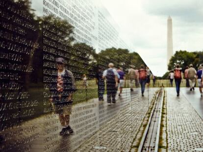El memorial que recuerda los nombres de los militares muertos en la Guerra de Vietnam, escenario importante de la nueva novela.