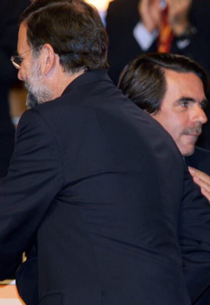 Aznar y Rajoy, en el XV Congreso Nacional del PP, celebrado en octubre de 2004.