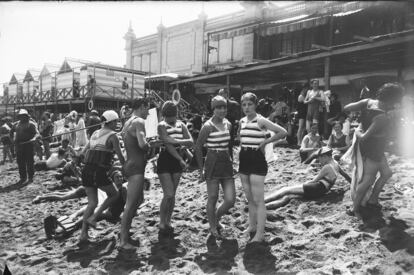 Bañistas en la playa de los Baños de San Sebastián, Barcelona (1920).