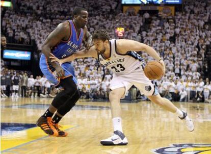 El escolta de los Oklahoma Thunder Russel Westbrook defiende al pívot español de los Memphis Grizzlies Marc Gasol durante la primera mitad del partido que han disputado hoy.