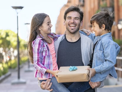 Los padres serán los protagonistas de los regalos el próximo 19 de marzo. GETTY IMAGES.