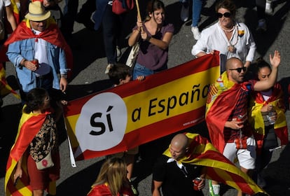 "Sí a España" es el cartel que portan unos manifestantes.