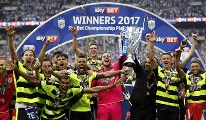 Los jugadores del Huddersfield con el trofeo del ascenso.