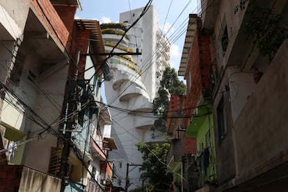 Apartamentos de luxo são vistos de uma viela da maior favela da cidade, Paraisópolis.