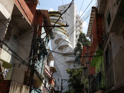 Apartamentos de luxo são vistos de uma viela da maior favela da cidade, Paraisópolis.