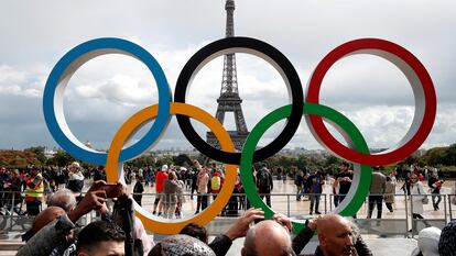 Olympic rings to celebrate the IOC official announcement that Paris won the 2024 Olympic bid are seen in front of the Eiffel in Paris, France, September 16, 2017.