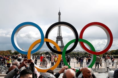 Olympic rings to celebrate the IOC official announcement that Paris won the 2024 Olympic bid are seen in front of the Eiffel in Paris, France, September 16, 2017.