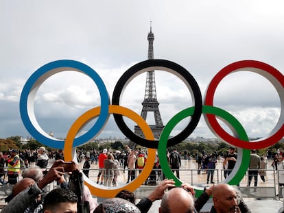 Olympic rings to celebrate the IOC official announcement that Paris won the 2024 Olympic bid are seen in front of the Eiffel in Paris, France, September 16, 2017.