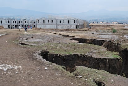 Una grieta aparecida en 2009 en la colonia San Martín Cuautlalpan, Chalco, cerca de una unidad habitacional de interés social en construcción.