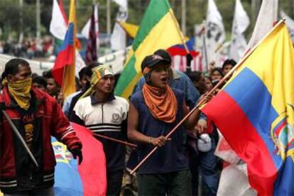 En la imagen, las protestas de indígenas en las calles de Quito.