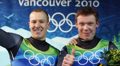Felix Loch (derecha) y David Moeller (izquierda), campeones de la prueba de luge