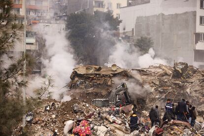 Personas de emergencias y voluntarios entre las ruinas de varios edificios en Kahramanmaras (Turquía), este viernes. 