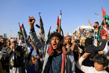 Manifestantes yemeníes gritaban consignas durante una protesta tras los ataques de las fuerzas estadounidenses y británicas en Saná, capital controlada por los hutíes, este viernes.