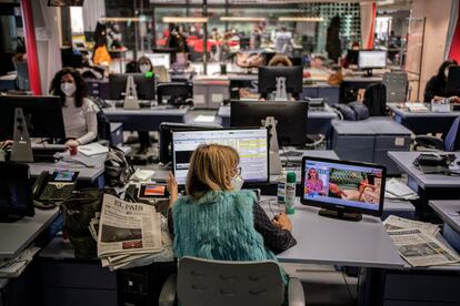 La redacción de informativos de Telemadrid. De espaldas, Lourdes Maldonado, presentadora del 'Telenoticias 1'.