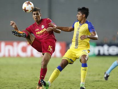 Rodrigo H&eacute;rnandez toca el bal&oacute;n ante Peretz.