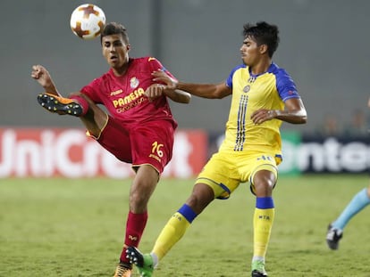 Rodrigo H&eacute;rnandez toca el bal&oacute;n ante Peretz.