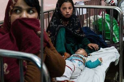 Shaima y dos de sus hijas, en el hospital Indira Ghandi de Kabul, Afganistán. Uno por uno, desde hace 10 días, seis de sus ocho hijos han ido enfermando de sarampión. Todos se recuperaron menos estas dos niñas, que han tenido que ser ingresadas. 