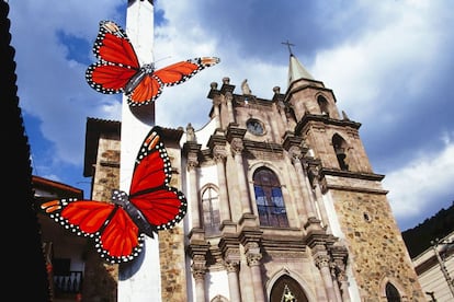 En el escudo de armas de Angangueo, el pueblo de unos 10.000 habitantes cuyas calles y plazas mantienen el trazado y la atmósfera de la época colonial, destaca una mariposa monarca. Pues este enclave de Michoacán forma parte de la reserva de la biosfera de las mariposas monarca, que llegan por decenas de miles a los bosques de pinos y abetos de la cercana Sierra Chincua desde Canadá y permanecen en la zona desde mediados de noviembre a mediados de marzo.