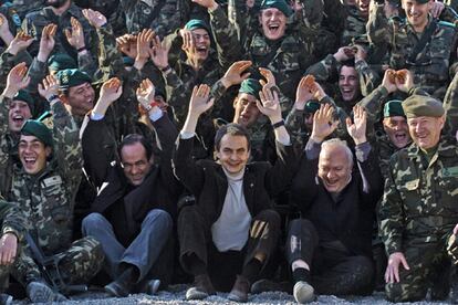 El presidente del Gobierno, José Luis Rodríguez Zapatero, y los ministros de Asuntos Exteriores y de Defensa, Miguel Ángel Moratinos y José Bono, han viajado a Afganistán para visitar a los militares españoles destacados en las bases de Herat y Quala-i-Now.