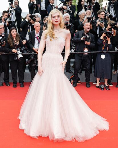 Elle Fanning lució un romántico vestido en rosa pálido y pedrería de Armani Privé.